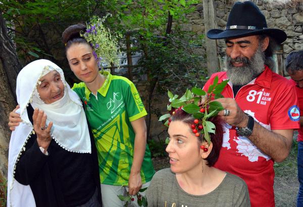 Köye dönüş festivalinde çiçekler saçlarda dans etti