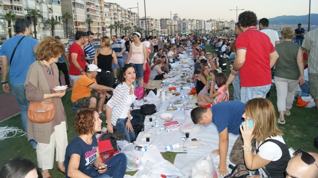 İzmir’de iftar sofrasıyla hoşgörü ve barış mesajı