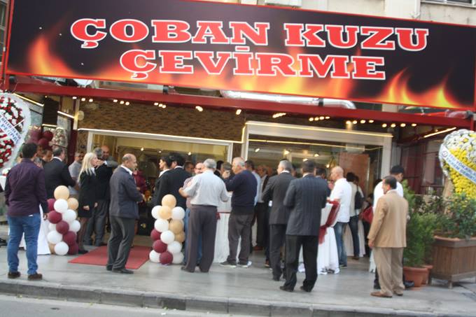 Çoban kuzu çevirme konseptiyle bir ilki İzmir’e getirdiler