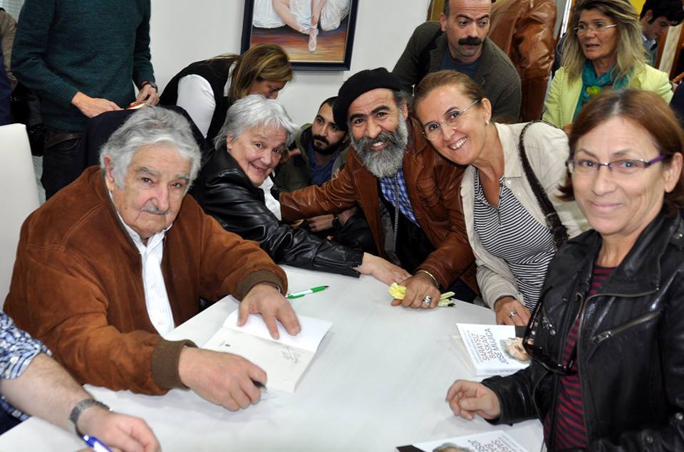 ‘Saraysız Başkan’kitap imzaladı