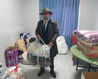 İzmir’deki Erzurumlular seferber oldu, çeyizini bozup getiren de var!