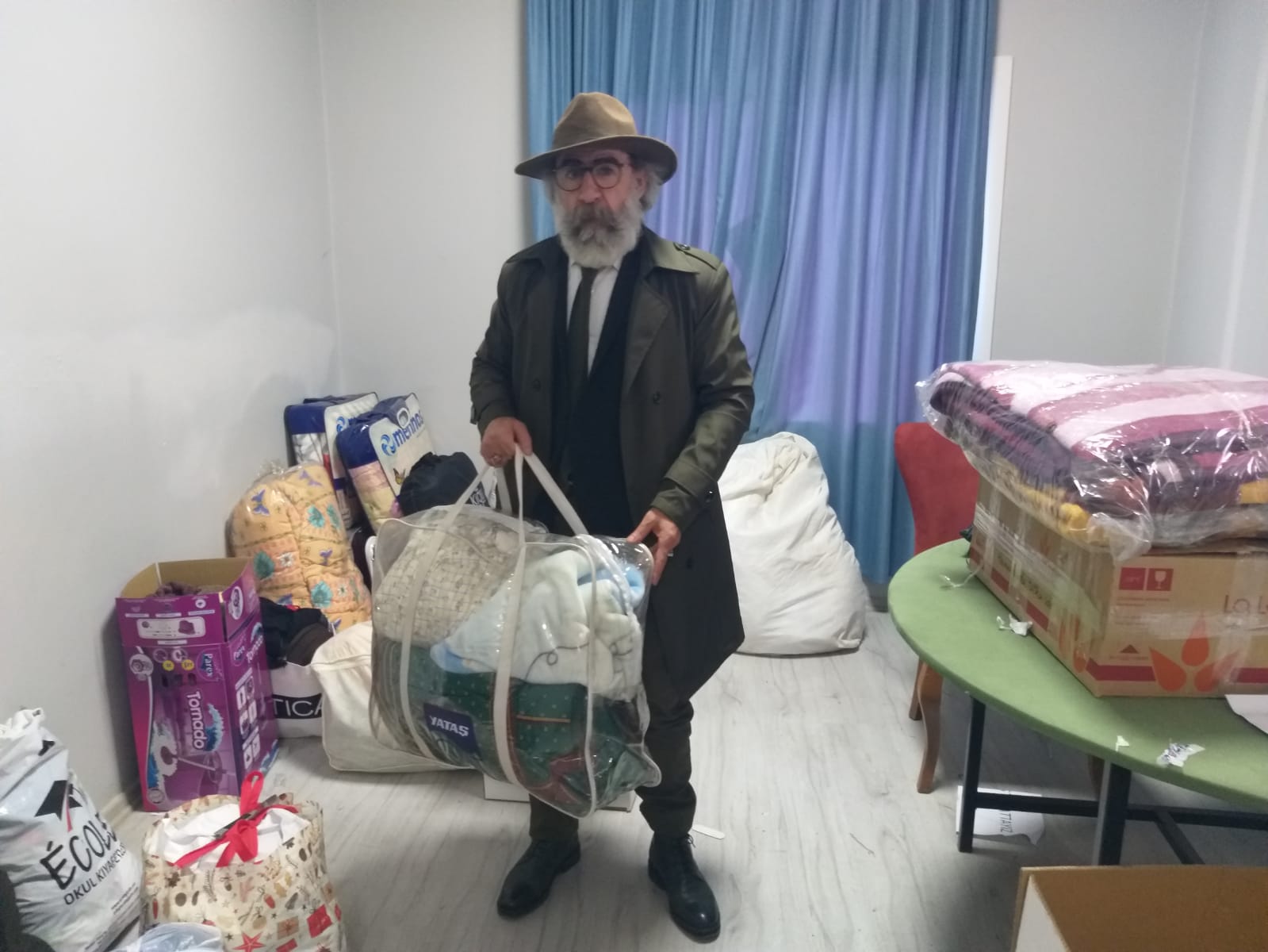 İzmir’deki Erzurumlular seferber oldu, çeyizini bozup getiren de var!